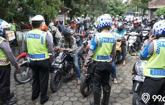 5 Contoh Pelanggaran Norma Hukum dalam Kehidupan Sehari-hari Disertai Sanksi. Lengkap!