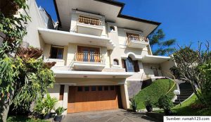 7 Potret Rumah Mewah di Bandung dengan Penampilan Bak Istana. Harganya di Bawah Pasaran!