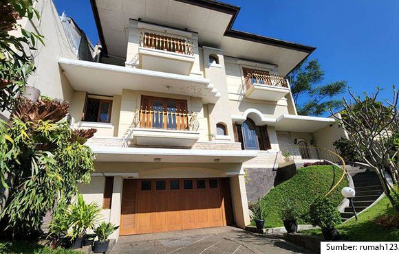 7 Potret Rumah Mewah di Bandung dengan Penampilan Bak Istana. Harganya di Bawah Pasaran!