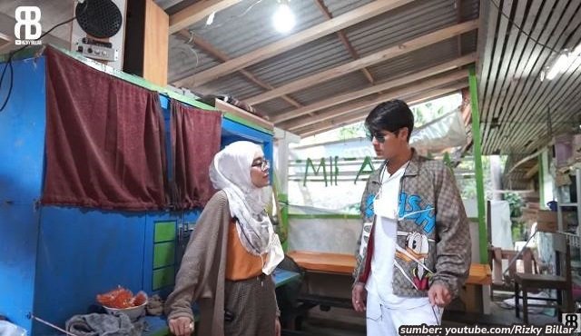 6 Potret Warung Mie Ayam Lesti Kejora di Cianjur, Sederhana tapi Pemandangannya Langsung ke Pegunungan