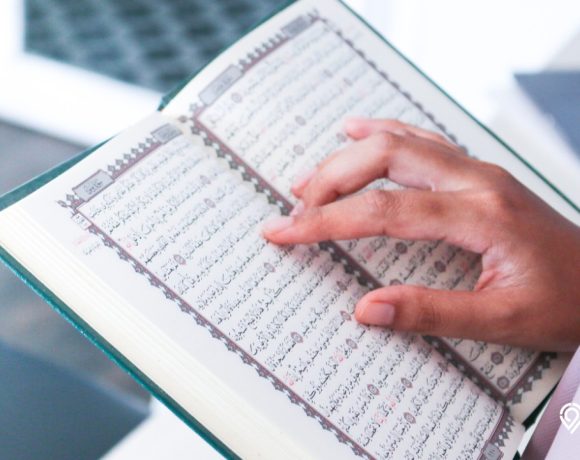 Hukum, Jenis, dan Contoh Bacaan Izhar dalam Al-Qur’an. Pahami Cara Bacanya!