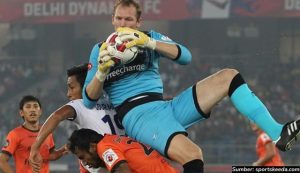 5 Daftar Pemain Bola Tertinggi di Dunia, Menjulang Lebih dari 2 Meter!