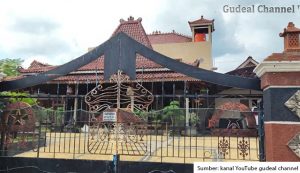 Potret Rumah Joglo Mewah Milik Bos Bakso yang Terbuat dari Kayu Jati. Halamannya Luas Banget!