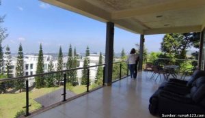 5 Potret Rumah Villa di Bandung yang Dikelilingi Pohon Pinus, Harga di Bawah Rp10 M!