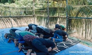 Seperti Gubuk, Inilah Potret Masjid di Papua Barat. Atapnya Terpal dan Dindingnya dari Daun Kelapa!