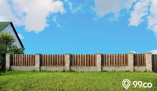 5 Inspirasi Pagar Kayu Teras Rumah Minimalis dan Aesthetic