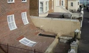 5 Potret Fasad Rumah Paling Absurd, Bikin Tamu Geleng-Geleng Kepala!