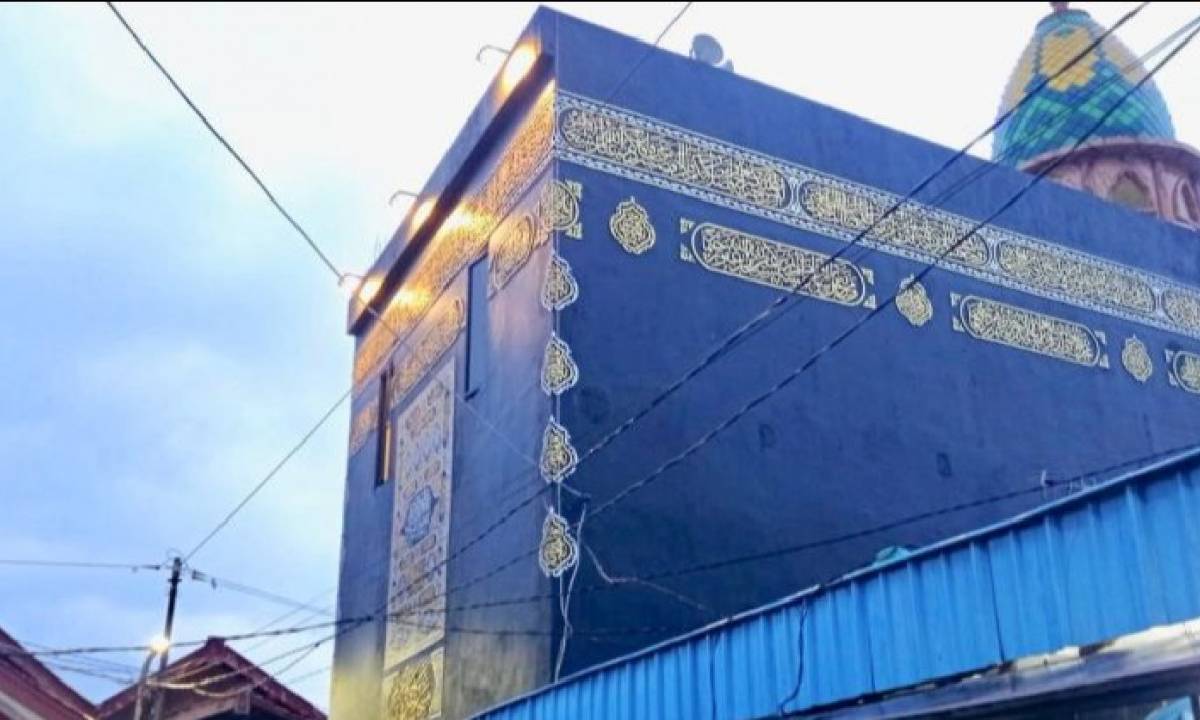 Potret Masjid Unik di Surabaya yang Bentuknya Menyerupai Ka’bah. Berminat Kunjungi?