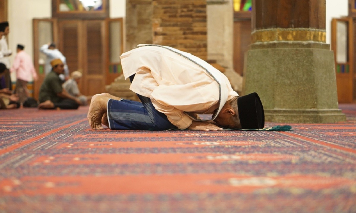 Niat Sholat Jamak Takhir Maghrib dan Isya Beserta Tata Cara Menjamaknya. Lengkap!