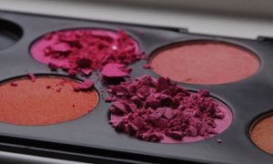 Rekomendasi 5 Merk Blush On Terbaik. Wajah Merona Seharian!