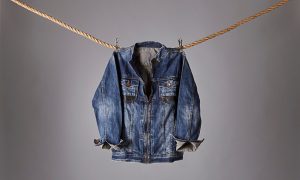 cara mencuci jaket jeans yang benar