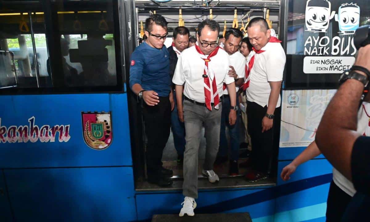 Menteri Perhubungan, Budi Karya Sumadi meninjau angkutan umum di Pekanbaru.