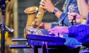 Daftar 22 Lagu Jazz Indonesia yang Paling Populer, Cocok buat Nostalgia!