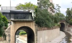 rumah mungil di atas jembatan