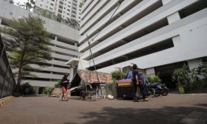 rumah tua di tengah apartemen jakarta