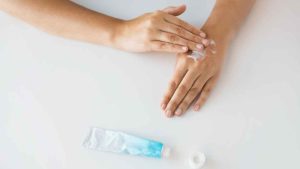 12 Salep Penghilang Bekas Luka Terbaik yang Ampuh. Bisa Dibeli di Apotek!