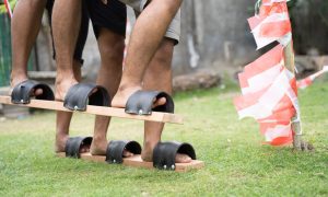 Lomba Balap Bakiak: Cara Bermain, Sejarah, hingga Perlengkapannya