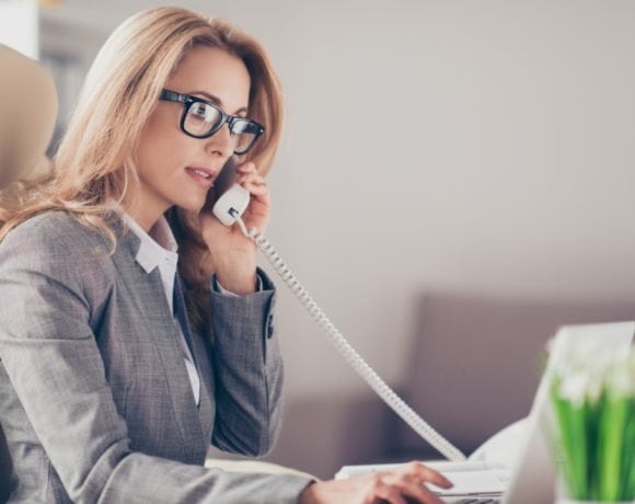 contoh percakapan telepon dalam bahasa inggris