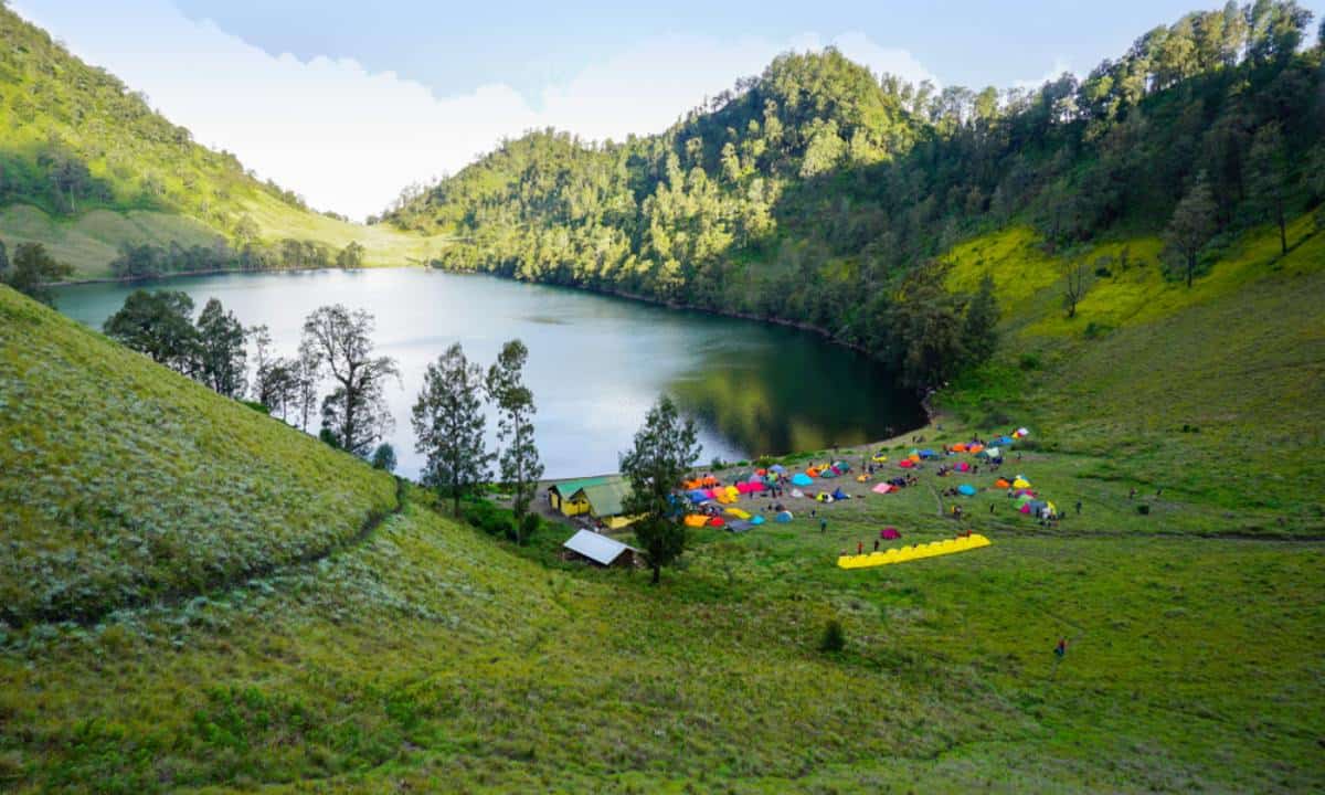 Ranu Kumbolo: Harga Tiket, Lokasi, Fasilitas, hingga Mitosnya!