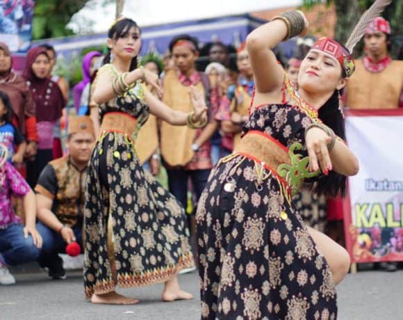 5 Pakaian Adat Kalimantan Tengah dan Keterangannya. Lengkap dengan Gambar!