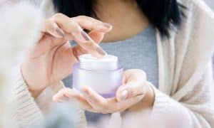 8 Pelembab untuk Kulit Sensitif Terbaik yang Bikin Halus