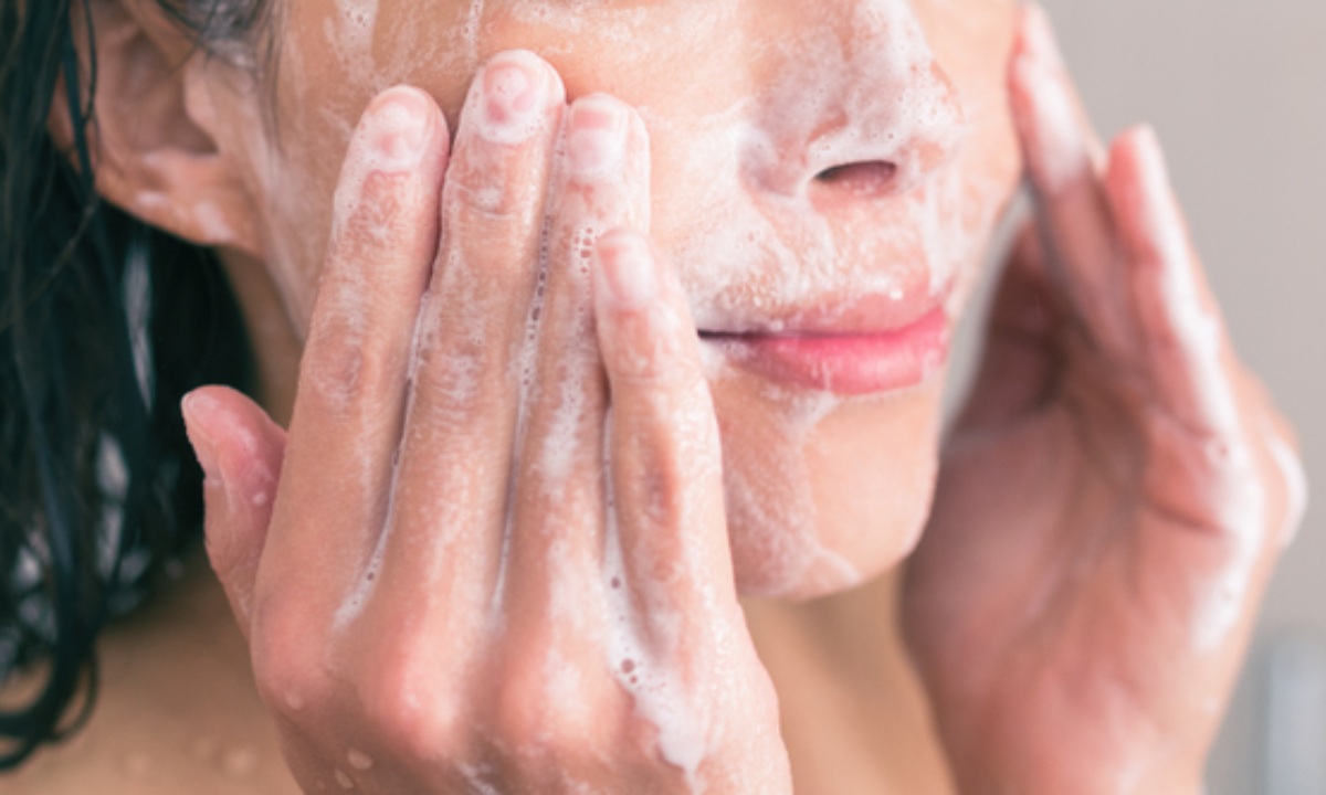 7 Rekomendasi Facial Wash untuk Kulit Berminyak 2023. Bikin Wajah Makin Cerah!
