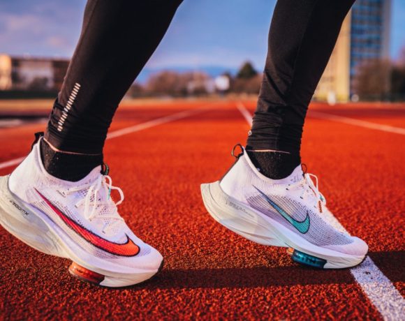 7 Rekomendasi Sepatu Lari Pria Terbaik 2023. Ringan dan Nyaman di Kaki!