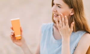 5 Rekomendasi Sunscreen untuk Kulit Kombinasi Terbaik. Wajib Dicoba!