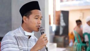 Lirik Sholawat Qomarun Arab, Latin, dan Terjemahan. Menyentuh Hati!