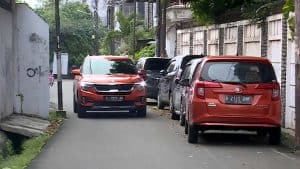 mobil parkir sembarangan di perumahan