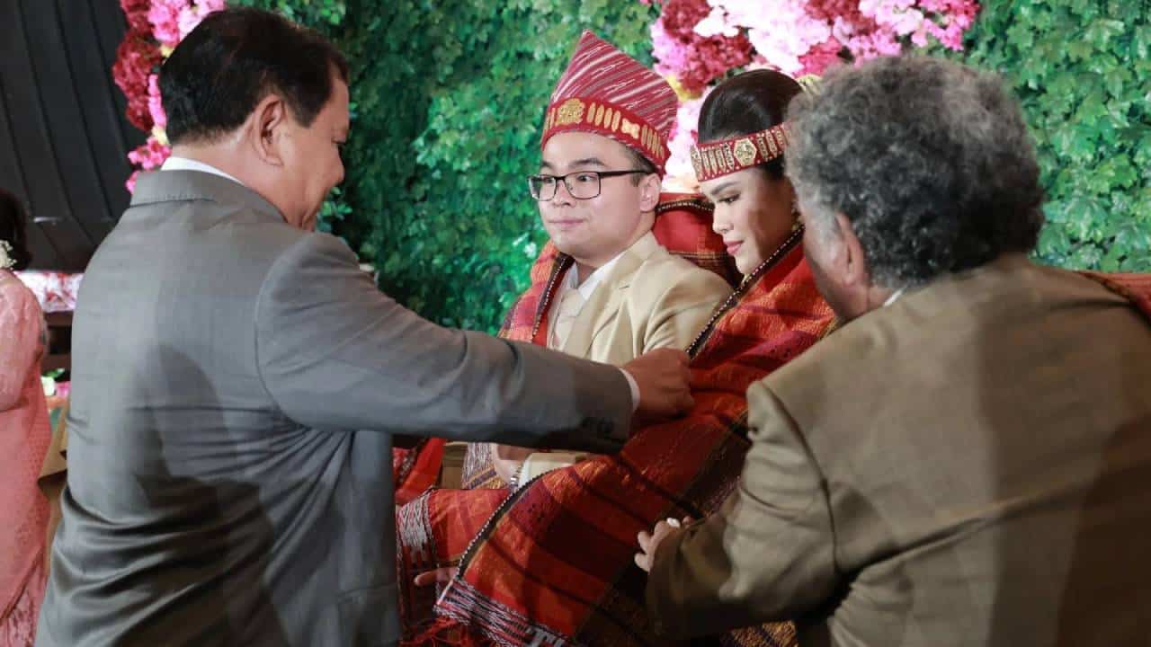 prabowo kalungi kain ulos