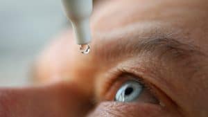 5 Rekomendasi Tetes Mata Softlens yang Aman untuk Mata. Gak Bikin Perih!