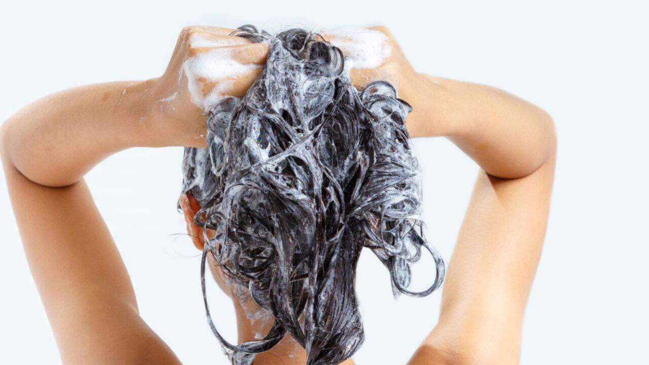 7 Rekomendasi Shampo Penghitam Rambut Terbaik (2024). Efektif untuk Menutupi Uban!