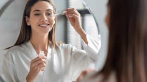 Tata Cara Memakai Serum yang Benar agar Hasilnya Maksimal. Penting Banget!