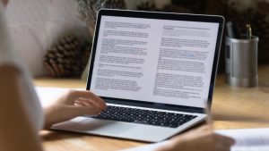 8 Contoh Esai Singkat Beragam Tema Disertai Tips Menulisnya