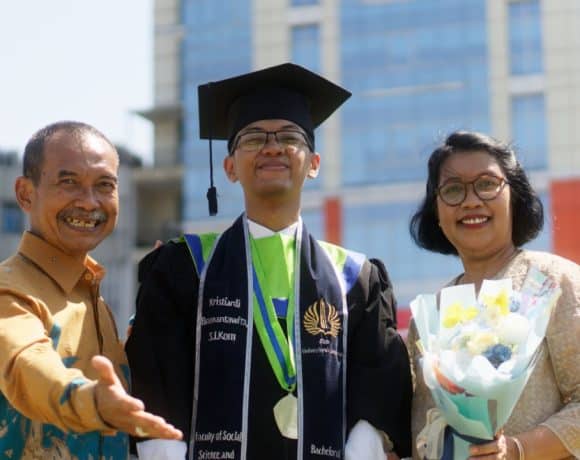 7 Ide Foto Wisuda Keluarga yang Aesthetic dan Tampak Natural, Dijamin Enggak Mati Gaya!