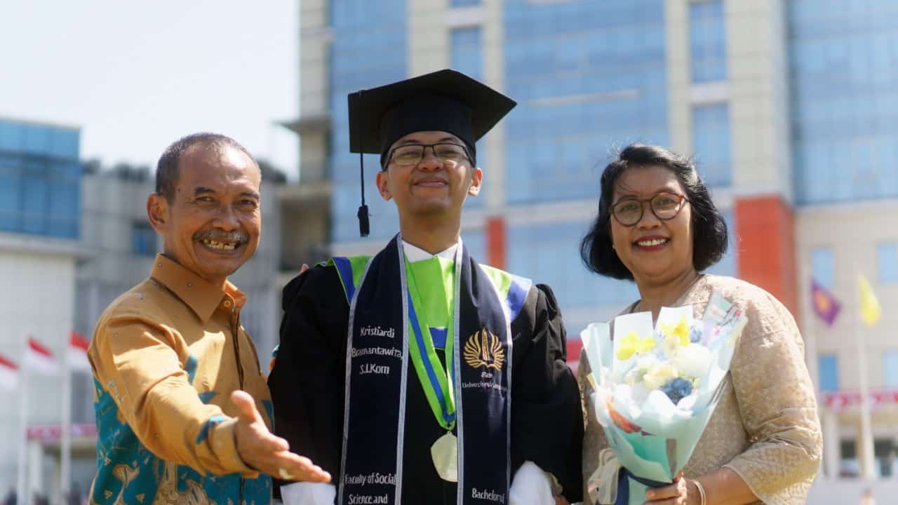7 Ide Foto Wisuda Keluarga yang Aesthetic dan Tampak Natural, Dijamin Enggak Mati Gaya!