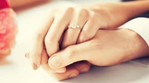 5 Rekomendasi Cincin Tunangan Terbaik. Desainnya Cantik!