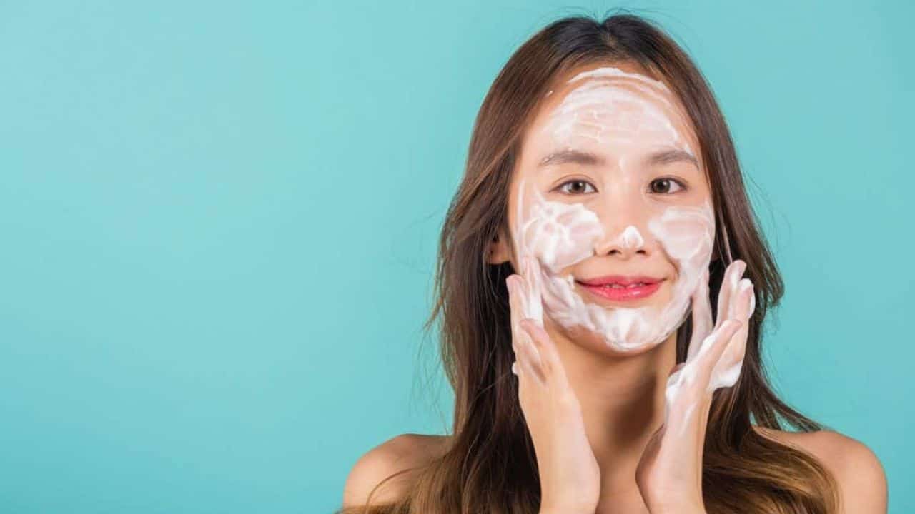 7 Sabun Cuci Muka untuk Kulit Bruntusan Terbaik (2024), Tidak Akan Menyumbat Pori-Pori!