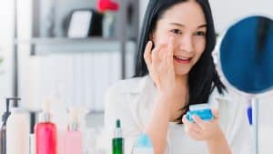 5 Skincare yang Aman untuk Ibu Menyusui. Bahannya Alami!
