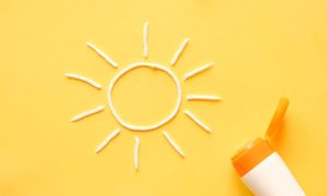 5 Rekomendasi Sunblock Badan Berkualitas Terbaik Tahun 2023. Wajib Dipakai saat Liburan!