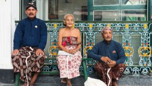 8 Contoh Dialog Bahasa Jawa Beserta Artinya, Lengkap untuk 2 hingga 5 Orang!