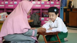 40 Contoh Catatan Wali Kelas yang Islami di Rapor. Berisi Kalimat Membangun!