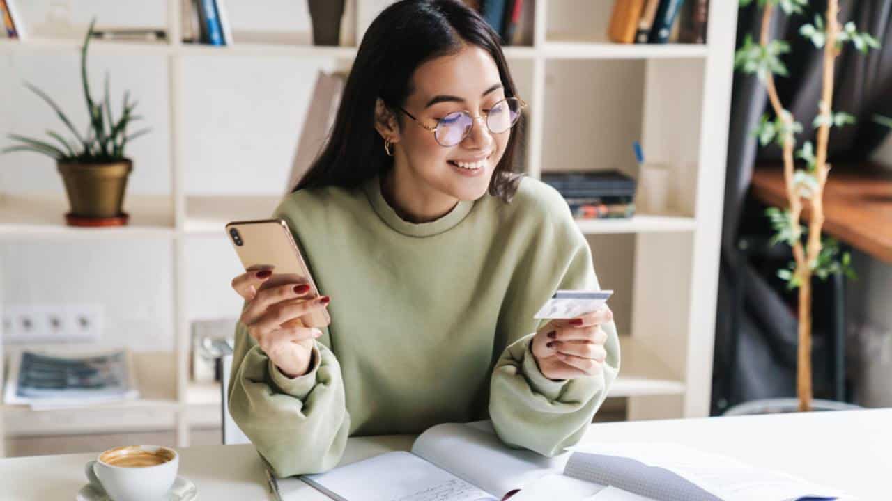 5 Aplikasi Kredit HP Terbaik 2024 yang Aman dan Tepercaya. Punya Handphone Baru Kian Nyata!