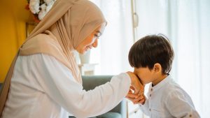 10 Cara Berbakti kepada Orang Tua yang Wajib Dilakukan Seorang Anak
