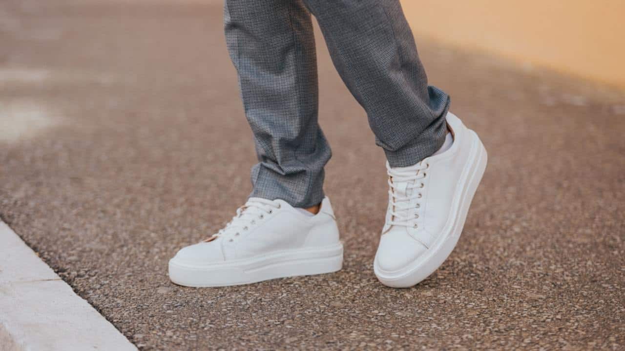 7 Rekomendasi Sepatu Putih Pria Terbaik yang Stylish dan Fashionable