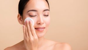 5 Rekomendasi Micellar Water untuk Kulit Sensitif Terbaik (2024). Efektif Angkat Sisa Kotoran di Wajah!