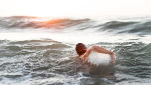 mimpi berenang di laut