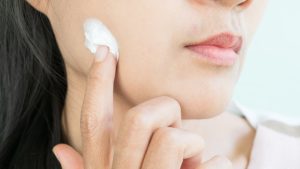 5 Sunscreen Wardah untuk Kulit Berminyak Terbaik, Bebas Kilap Seharian!