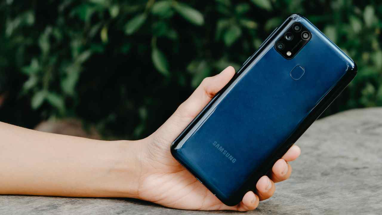 4 Rekomendasi HP Samsung RAM 8 GB Baterai 6000 mAh Terbaik dan Harganya